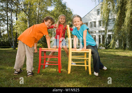 Kinder spielen Musical Chairs, Geburtstag der Kinder Stockfoto