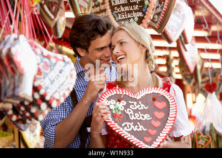 Mann, Frau, eine Schokolade Herz Stockfoto