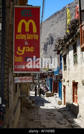 Yak Donald's in Kagbeni, Dorf an der Annapurna Circuit Trek mit einem buddhistischen Gompa in der Kali Gandaki Tal, das tiefste Tal der Welt, müssen Stockfoto