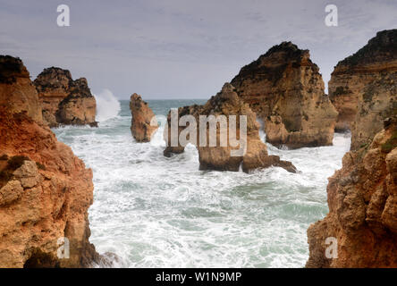 Felsformationen entlang der Küste, Ponta da Piedade in der Nähe von Lagos, Algarve, Portugal Stockfoto