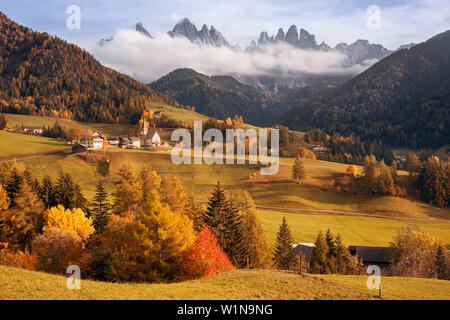 Blick über das Val di Funes Tal im Herbst mit der Kirche von St. Magdalena und die Geisler Gruppe, Alpen, Südtirol, Dolomiten, Südtirol, Italien, E Stockfoto