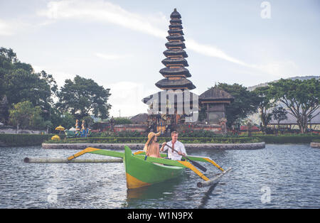 Glückliches junges Paar das Ulun datu Bratan Tempel auf Bali, Kreuzfahrt auf einem Katamaran Stockfoto