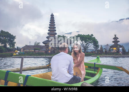 Glückliches junges Paar das Ulun datu Bratan Tempel auf Bali, Kreuzfahrt auf einem Katamaran Stockfoto