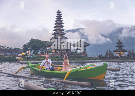 Glückliches junges Paar das Ulun datu Bratan Tempel auf Bali, Kreuzfahrt auf einem Katamaran Stockfoto