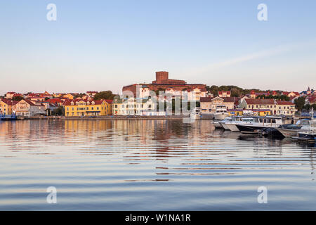 Blick von Koö zu Marstrand mit der Festung auf der Insel Carlstan Marstrandsö, Bohuslän, February, Götaland, Süd Schweden, Schweden, Skandinavien, Stockfoto