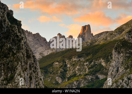 Blick von Camarmeña zu Naranjo de Bulnes mit El Urriello bei Sonnenuntergang, Cabrales, Berge von Parque Nacional de Los Picos de Europa, Asturien, Spanien Stockfoto