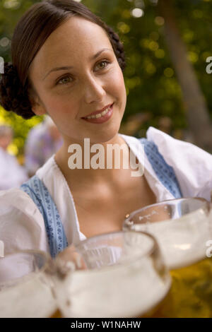 Junge Frau, Kellnerin, die Biergläser, Krüge, Starnberger See, Bayern, Deutschland Stockfoto