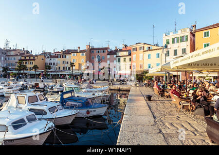 Boote und Cafés im Hafen von Rovinj, Istrien, Kroatien Stockfoto