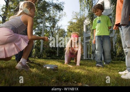 Kinder spielen auf den Topf, Geburtstag der Kinder Stockfoto