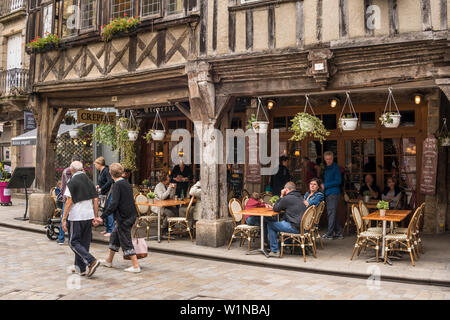 Mittelalterliche Holz gerahmte Gebäude in der Rue des Merciers, Dinan, Bretagne, Frankreich Stockfoto