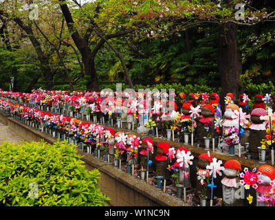 Jizo Statuen an Zojoji Tempel in Tokio, Japan Stockfoto