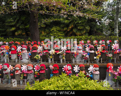 Jizo Statuen an Zojoji Tempel in Tokio, Japan Stockfoto