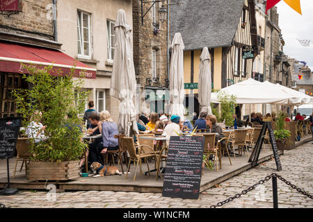 Cafe Restaurant, Dinan, Bretagne, Frankreich