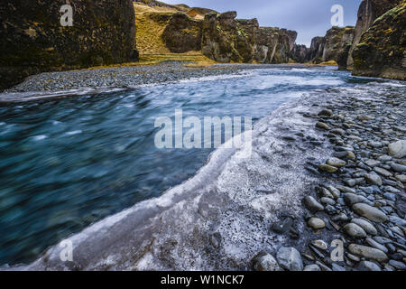 Fjadrargljufur Schlucht mit Moos bedeckt Canyon Wände und Flussbett des Fjadra, in der Nähe von Kirkjubaejarklaustur, Southern Island, Island, Europa Stockfoto