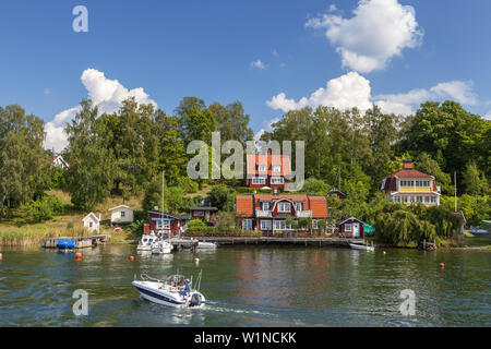 Schwedische Häuser und Hütten, auf einer Insel in der Nähe von Vaxholm, Stockholm Archipelago, Uppland, Stockholms Land, Süd Schweden, Schweden, Skandinavien, Norden Stockfoto