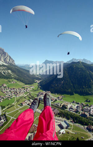 Paragliding über Corvara, in der Nähe von Corvara, Dolomiten, Alta Badia in Südtirol. Italien Stockfoto