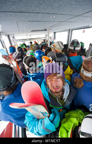 Skifahrer im Inneren eine Freileitung auto Cabin, Chamonix, Rhône-Alpes, Frankreich Stockfoto