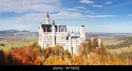 Panorama der Schloss Neuschwanstein von der Marienbrücke im Herbst, Oberallgaeu, Bayern, Deutschland Stockfoto