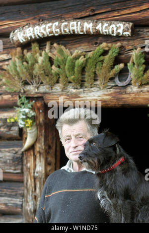 Senior Senner Josef Gruber mit Dairydog Spetz, Eingang, Karseggalm, Nationalpark Hohe Tauern, Salzburger Land, Österreich Stockfoto