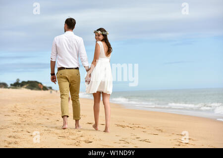 Hochzeit paar am Strand von Vale Lobo, Algarve, Portugal Stockfoto