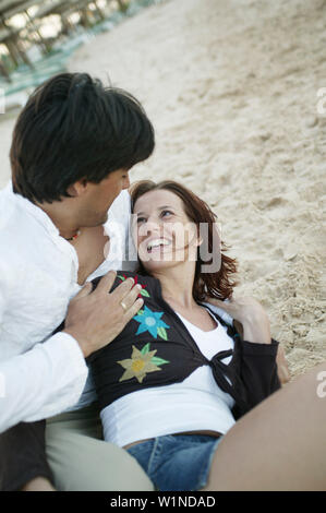Paar in der Kleidung, die am Strand, lächeln Stockfoto