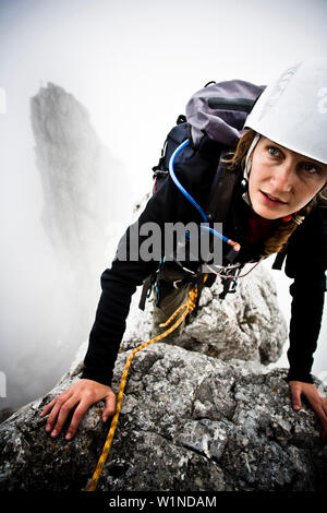 Weibliche Bergsteiger am Kopftoerlgrat, Kapuzenturm im Hintergrund, Ellmauer Halt, Kaisergebirge, Tirol, Österreich Stockfoto