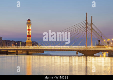 Leuchtturm Malmö am inneren Hafen und Brücke Universtetsbron, Malmö, Skane, Südschweden, Schweden, Skandinavien, Nordeuropa Stockfoto