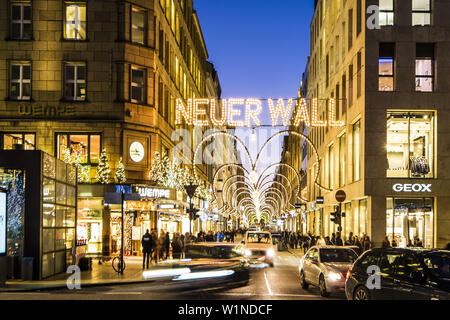 Weihnachtsbeleuchtung am Jungfernstieg in Hamburg mit Blick auf die Einkaufsstraße am Neuen Wall, Norddeutschland, Deutschland Stockfoto