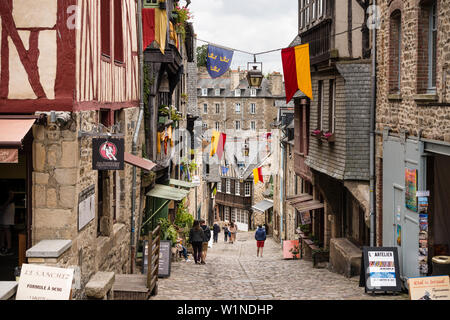 Gepflasterte Straße mit mittelalterlichen Gebäuden in Dinan, Bretagne, Frankreich Stockfoto