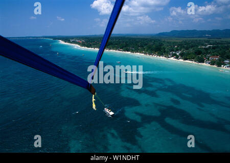 Parasailing, Negril Beach, Jamaika Negril Stockfoto