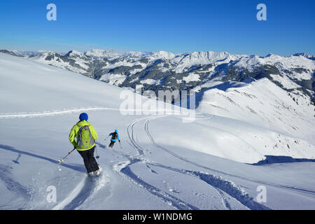 Zwei weibliche Backcountry Skifahrer Ski Alpin vom Berg Steinberg, Kitzbüheler Alpen, Tirol, Österreich Stockfoto