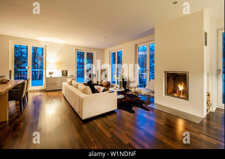 Frau in ein Wohnzimmer mit Kamin, Hamburg, Deutschland Stockfoto