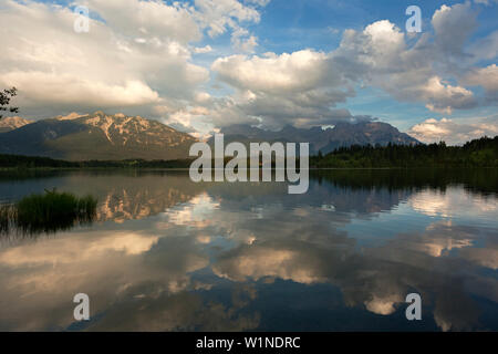 Barmsee, Blick auf die Soierngruppe und Karwendel, Werdenfelser Land, Bayern, Deutschland Stockfoto