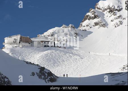 Die Bergstation der Seilbahn Valluga Valluga auf dem schmalen Grat entfernt Stockfoto