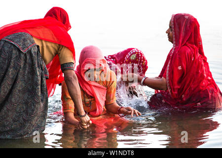 Frauen mit einem rituellen Bad im See Pichhola, Udaipur, Indien Stockfoto