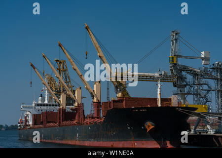 Details der Hafenkräne im europort Hafen in Rostock Stockfoto