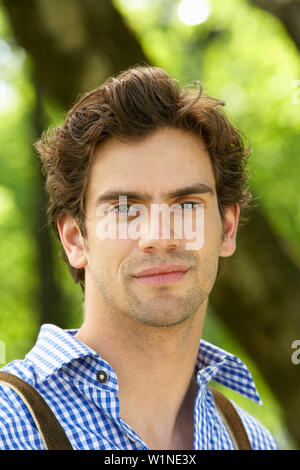 Mitte der erwachsenen Mann in die Kamera lächeln Stockfoto