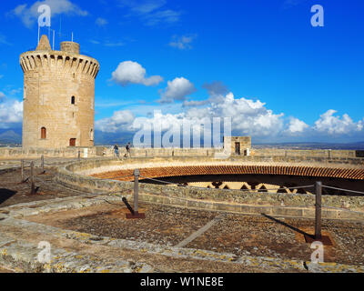 Das runde Dach des Castell de Bellver mit blauem Himmel und Wolken und gute Sicht Stockfoto