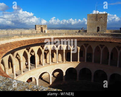 Das runde Dach des Castell de Bellver mit blauem Himmel und Wolken und gute Sicht Stockfoto