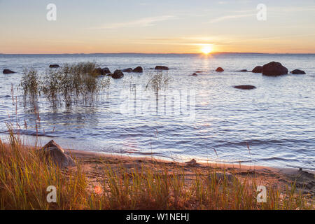 Ufer des Sees Vättern in der Nähe von Karlsborg bei Sonnenaufgang am Morgen, February, Götaland, Süd Schweden, Schweden, Skandinavien, Nordeuropa, E Stockfoto