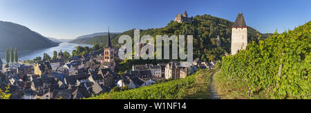 Blick auf die Altstadt von Bacharach am Rhein mit Burg Stahleck Burg, Oberes Mittelrheintal, Rheinland-Pfalz, Deutschland, Europa Stockfoto