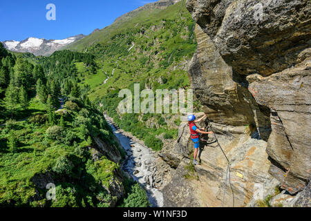 Frau klettern auf obergurgler Klettersteig, fixed-rope Route, Obergurgler Klettersteig, Obergurgl, Ötztaler Alpen, Tirol, Österreich Stockfoto