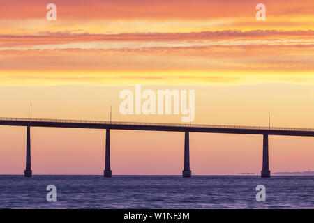 Roter Himmel über der Ostsee und die Brücke von Langeland, Dänemark, Insel Langeland, Dänische Südseeinseln, Süddänemark, Dänemark, Skandinavien, Keine Stockfoto