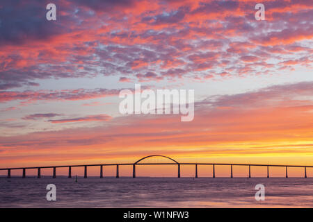 Roter Himmel über der Ostsee und die Brücke von Langeland, Dänemark, Insel Langeland, Dänische Südseeinseln, Süddänemark, Dänemark, Skandinavien, Keine Stockfoto