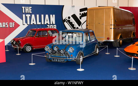 Blick auf einer Roten und Blauen Mini und Bullion Van, wie in der heist Abschnitt des italienischen Job in eine besondere Ehre Ausstellung verwendet Stockfoto