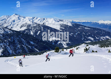 Mehrere Personen zurück - Langlauf aufsteigender Richtung Gilfert, Gilfert, Tuxer Alpen, Tirol, Österreich Stockfoto