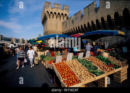 Samstagsmarkt, Stadtmauer, Avignon, Provence Frankreich Stockfoto