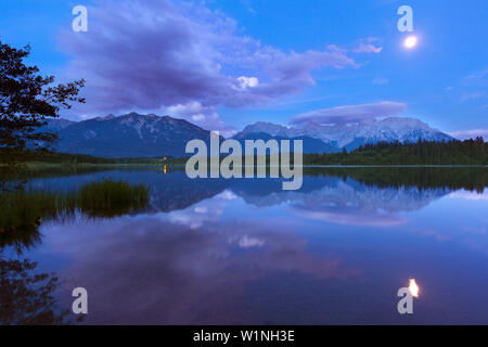 Vollmond im See Barmsee, Blick auf die Soierngruppe und Karwendel, Werdenfelser Land, Bayern, Deutschland widerspiegelt Stockfoto