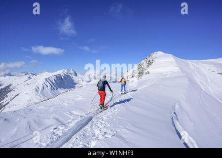 Zwei Personen zurück - Langlauf aufsteigend zu Sonnenjoch, Sonnenjoch, Kitzbüheler Alpen, Tirol, Österreich Stockfoto