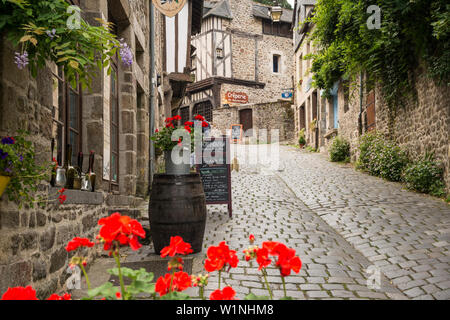Gepflasterte Straße mit mittelalterlichen Gebäuden in Dinan, Bretagne, Frankreich Stockfoto